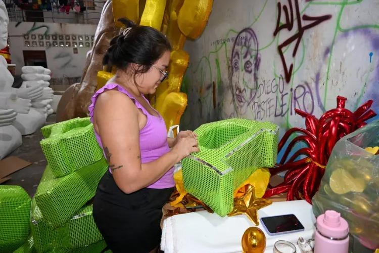 Carnaval 2026: escolas de samba trabalham na finalização das alegorias para as apresentações no Sambódromo
