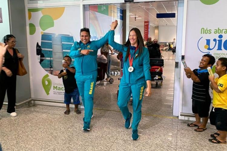"Dedico essa medalha a todo o povo brasileiro", diz paratleta Wanna Brito ao desembarcar no Amapá