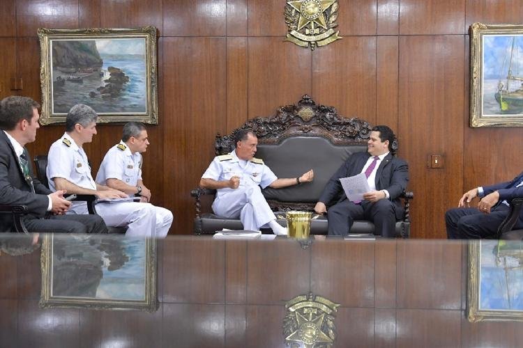 Presidente do Senado recebe comandante da Marinha do Brasil