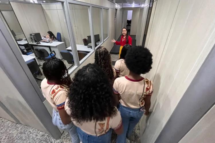 Governo do Amapá recebe estudantes de escola quilombola para conhecer políticas públicas de saúde e educação