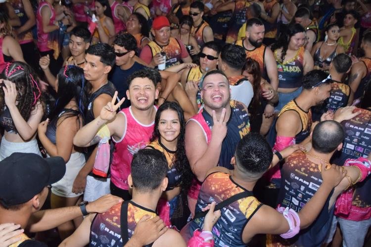 No 1º dia de carnaval em Santana, mais de 25 mil brincantes vão para o Corredor da Folia