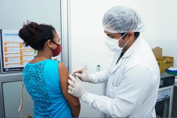 Jovens de 18 a 25 anos são vacinados nesta terça-feira (27) 