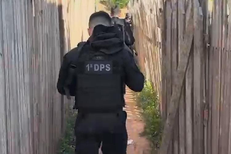 Em Santana, PC prende indivíduo e apreende três adolescentes, drogas e veículo utilizado em homicídios