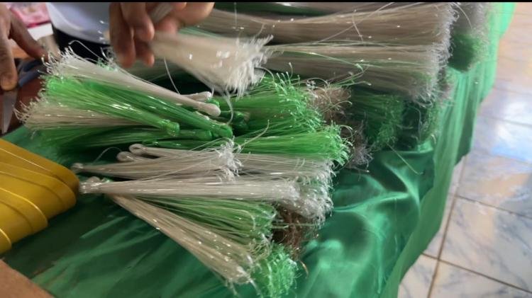 Alunos aprendem a produzir vassouras ecológicas em oficina promovida pela Semduh