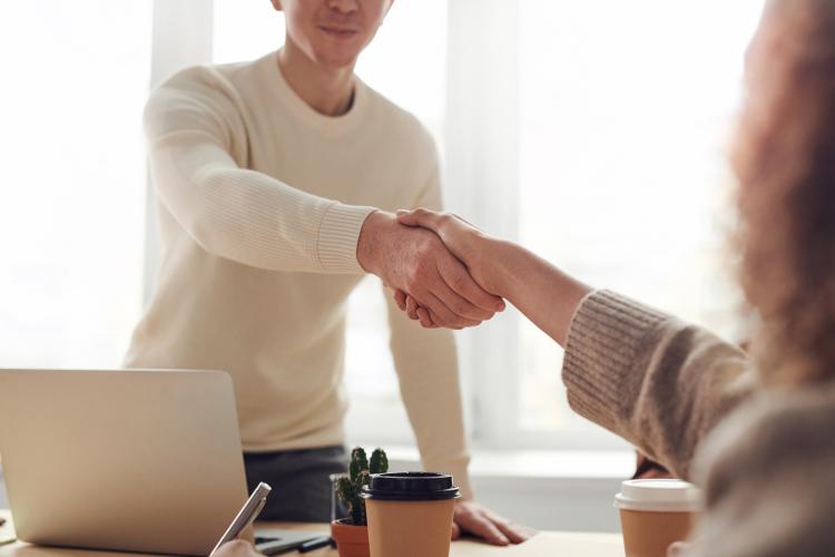 Dicas para se destacar em uma entrevista de emprego