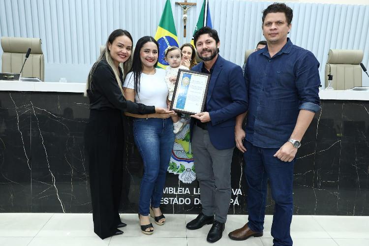 Oficial de polícia que salvou a vida de uma bebê recém-nascida é homenageado na Assembleia Legislativa