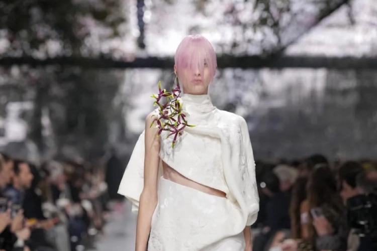 Nova top, brasileira é destaque do desfile da Dior!