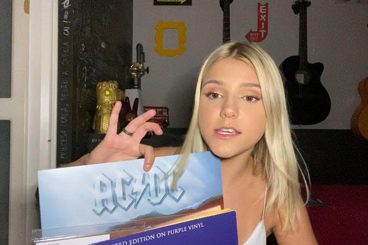 "O rock n´roll foi o que me incentivou a começar a cantar", revelou Giulia Nassa em entrevista ao Festival Teen TV