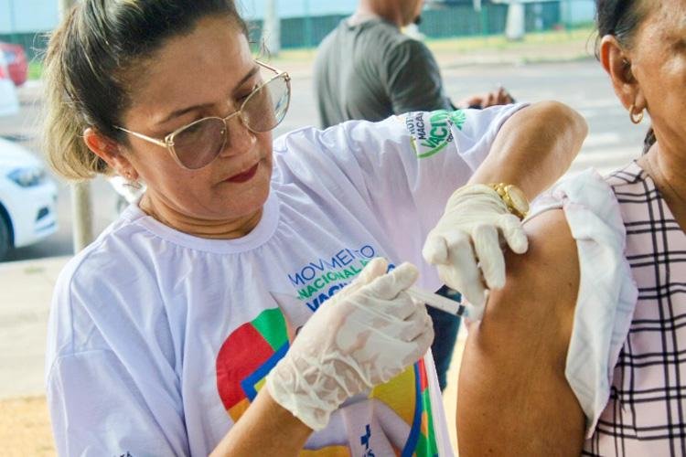 Influenza: Vacinação ofertada em ponto itinerante na praça Veiga Cabral 