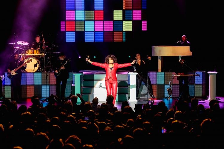 Belinda Davids, a voz de Whitney Houston, já está no Brasil para uma turnê imperdível!