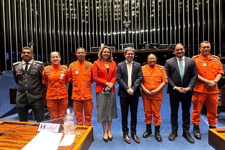 Randolfe celebra aprovação do PL que garante o reajuste salarial de militares do ex-Território do Amapá