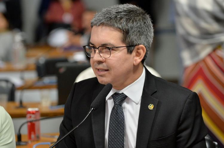 Randolfe anuncia que MP, contra o reajuste da energia no Amapá, fica pronta na próxima semana
