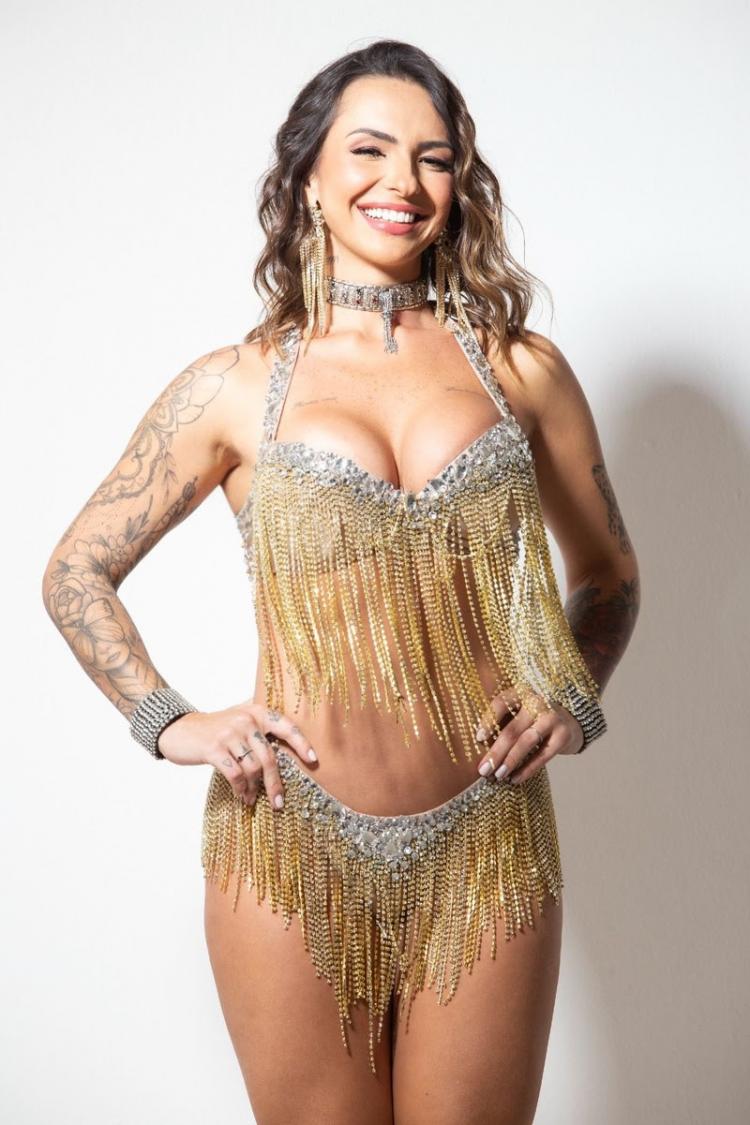 “Treino militar”: madrinha de bateria encara estreia no Carnaval como preparação de fisiculturismo