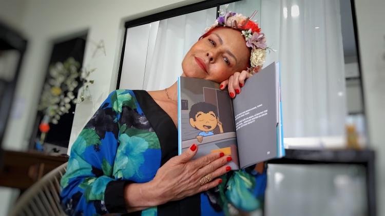 "O que tem na bolsa da mamãe?": Contadora de Histórias Lu de Oliveira lança seu primeiro livro infantil