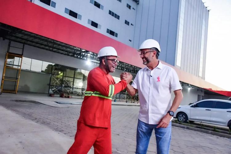 Clécio vistoria as três recepções do novo HE de Macapá, projetadas para organizar fluxo de pacientes e visitantes