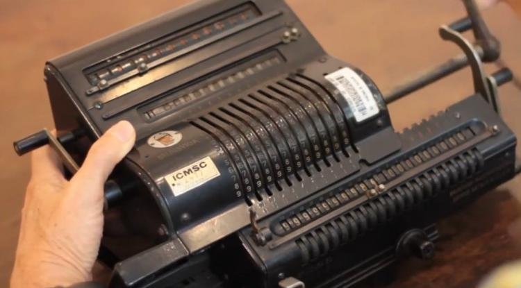 Museu de Computação do ICMC trabalha na restauração de mais de 100 calculadoras mecânicas de seu acervo