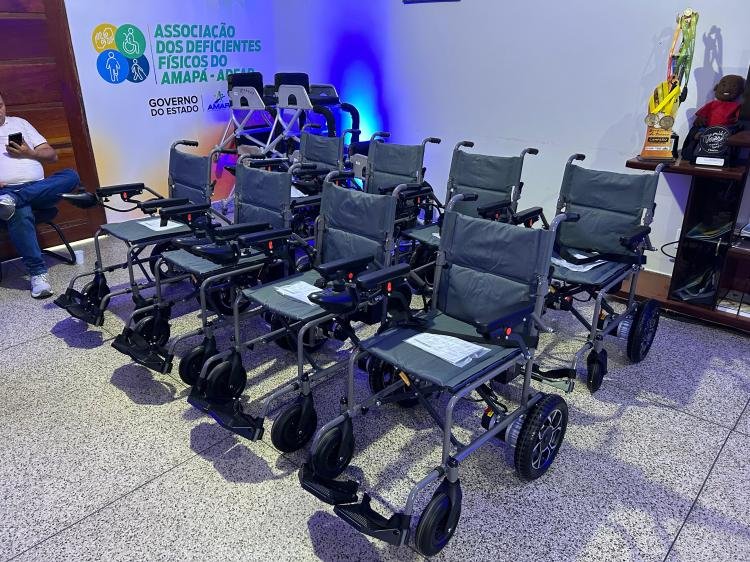 Grupo Equatorial entrega dez cadeiras motorizadas à ADFAP em Macapá