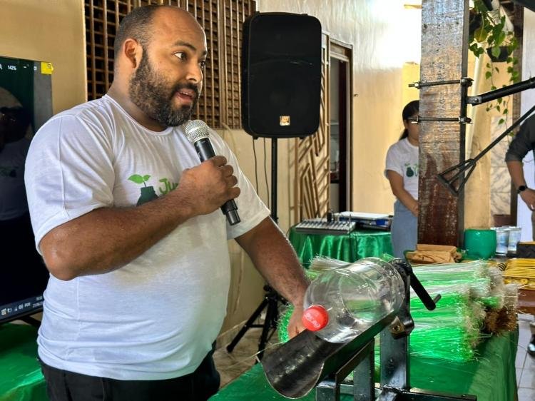 Alunos aprendem a produzir vassouras ecológicas em oficina promovida pela Semduh