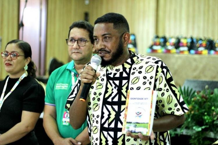 Alunos da Escola Estadual Quilombola do Aporema escrevem livro de poesia sobre construção da identidade afro