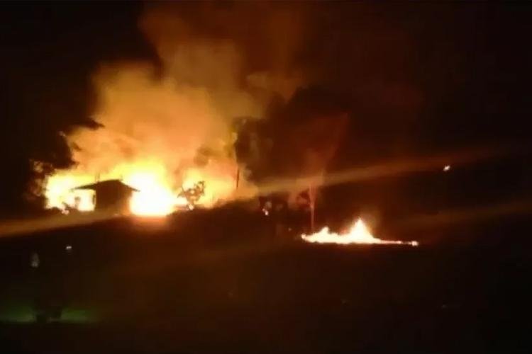 Incêndio atinge área florestal e fumaça invade casas de dois residenciais em Macapá