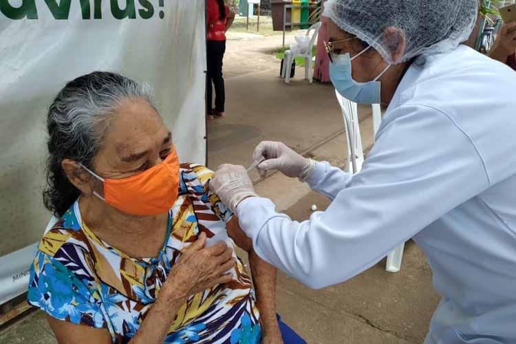 Covid-19: Santana vacina com a 2° dose idosos com 69 anos ou mais, nesta terça