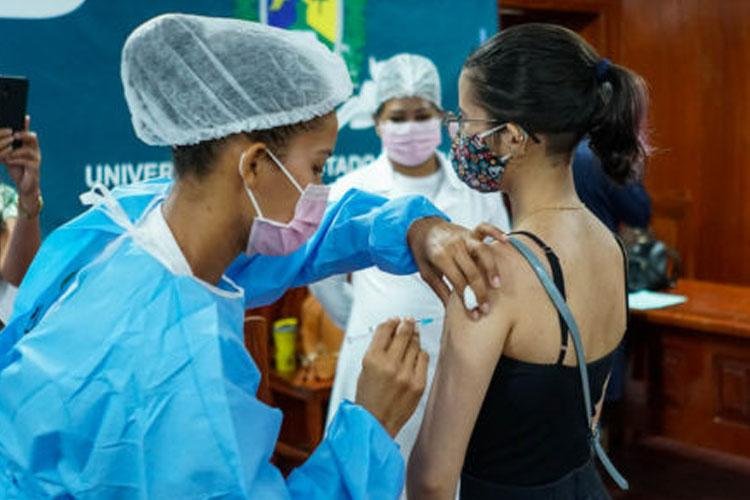Covid-19: adolescentes de 17 anos sem comorbidades nascidos entre 1 de julho e 31 de dezembro são vacinados na terça