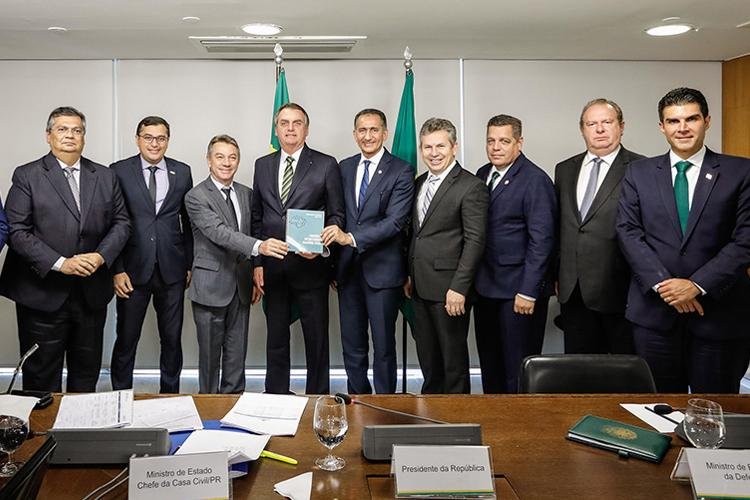 Governadores entregam a Bolsonaro plano de desenvolvimento sustentável da Amazônia