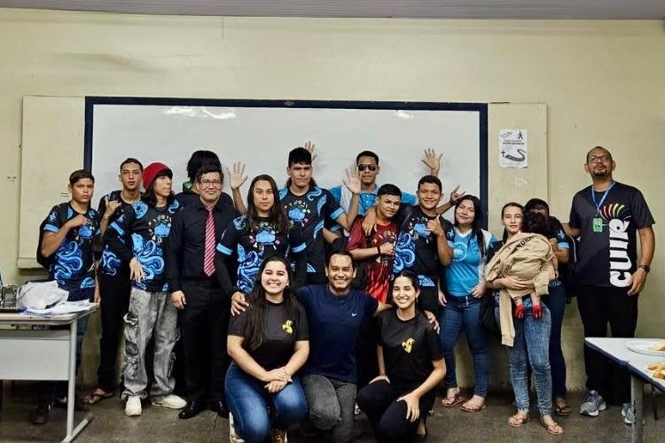 Clube de Leitura Cuir apresenta obra do poeta Thiago Soeiro em escola pública de Macapá