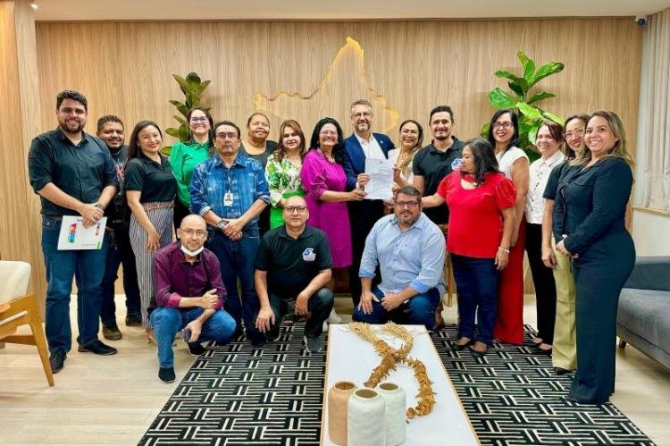 Governador do Amapá assina projeto de lei que incorpora 5% no salário e cria gratificação para servidores do grupo Gestão