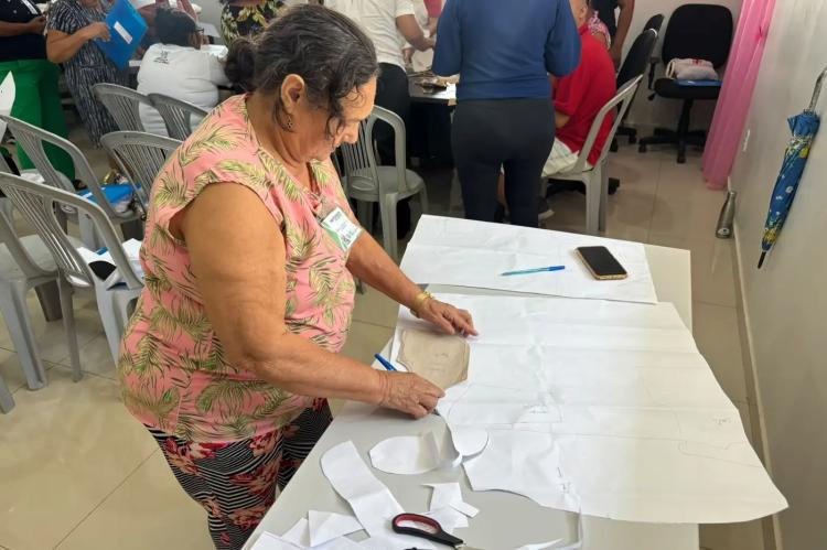 Governo do Amapá promove curso de Corte e Costura focado na confecção de enxovais de bebê no Residencial Macapaba