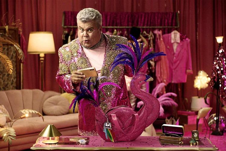 Milton Cunha estrela campanha “babilônica” da Serasa voltada à proteção de itens pessoais no Carnaval