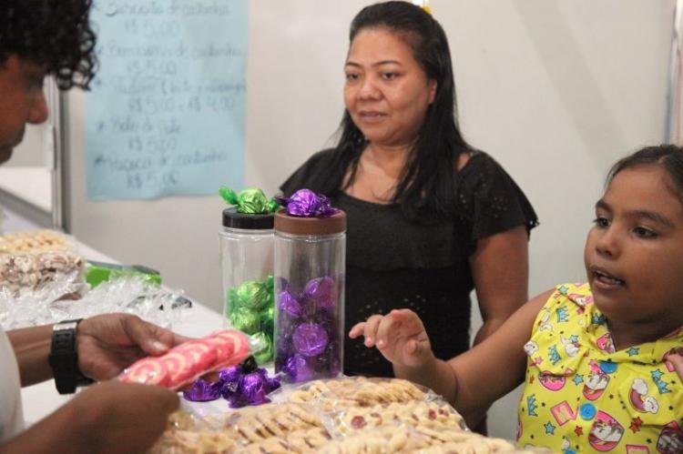 "Consigo faturar cerca R$ 600 por dia vendendo biscoito de castanha", diz empreendedora que vende biscoitos na 53ª do Amapá