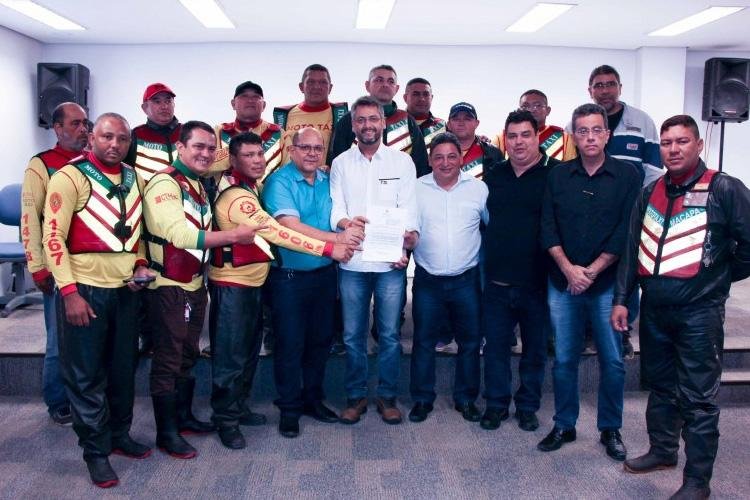 Clécio sanciona lei que altera prazo de utilização de motocicletas para serviço de mototáxi