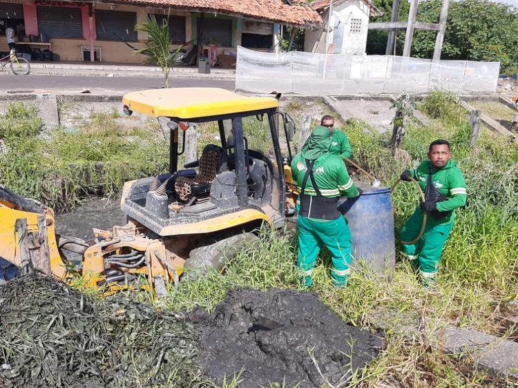 Plano de Inverno: Prefeitura avança na limpeza de canais nas zonas sul e leste de Macapá