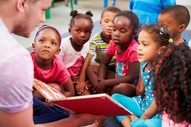 Defasagem entre idade e série na educação básica continua alta no Brasil