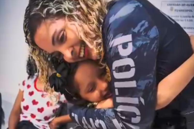 Em Laranjal do Jari, policiais civis surpreendem criança com kit escolar