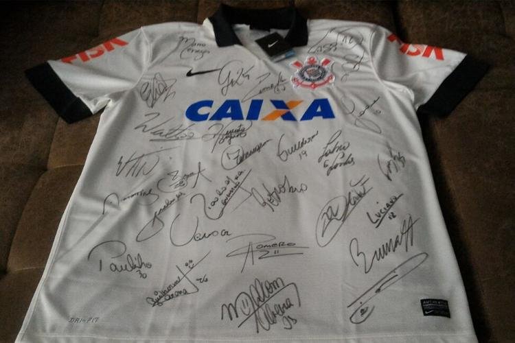 FAF doa camisa autografada do Corinthians para Associação dos Amputados