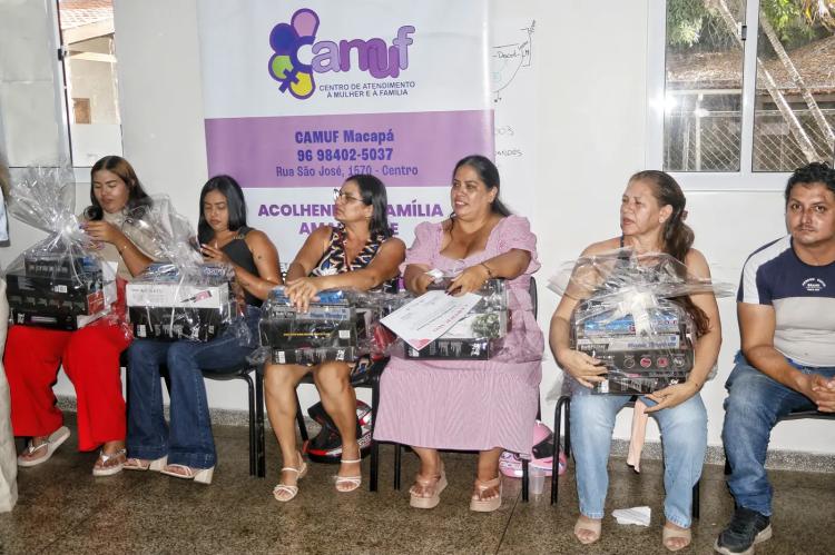 Governo do Amapá certifica mulheres e entrega kits profissionais para incentivá-las a empreenderem na área da beleza