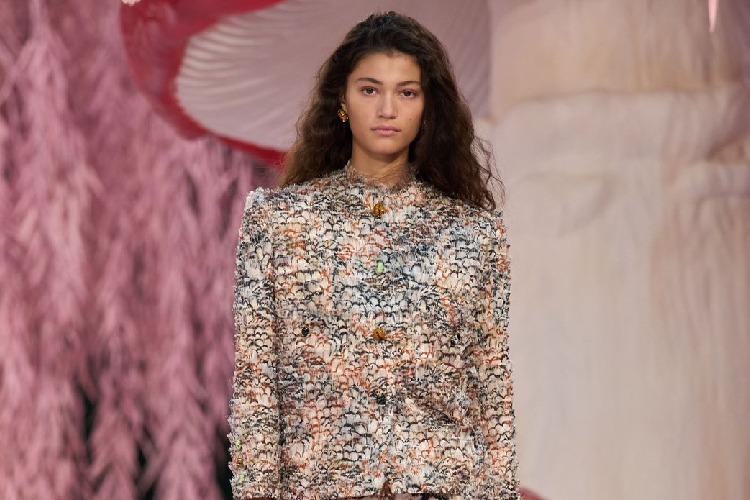 Brasileiras roubam a cena no desfile de alta-costura da Chanel