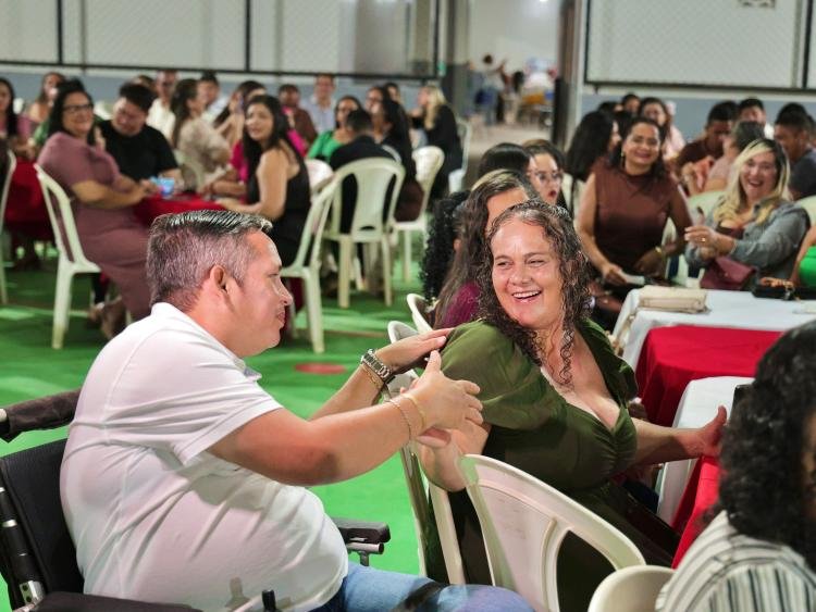 Prefeito Marcelo anuncia reajuste salarial e concurso público para a Educação durante evento comemorativo