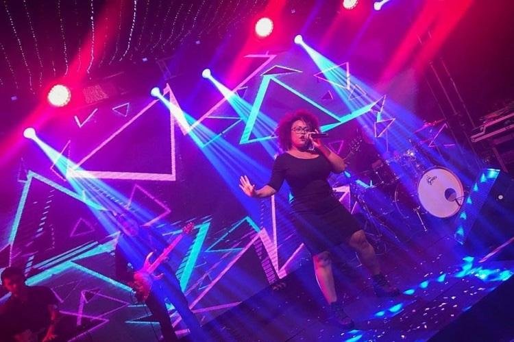 Baile dos Anos 80 prepara noite memorável com músicas inesquecíveis