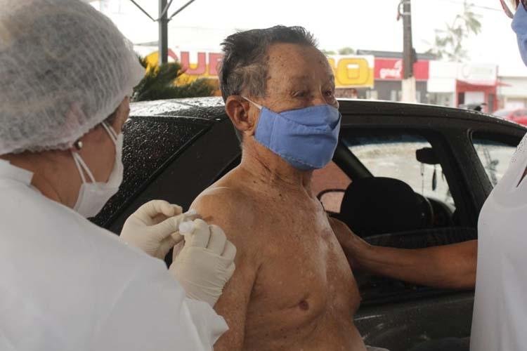Santana inicia vacinação em idosos a partir de 90 anos