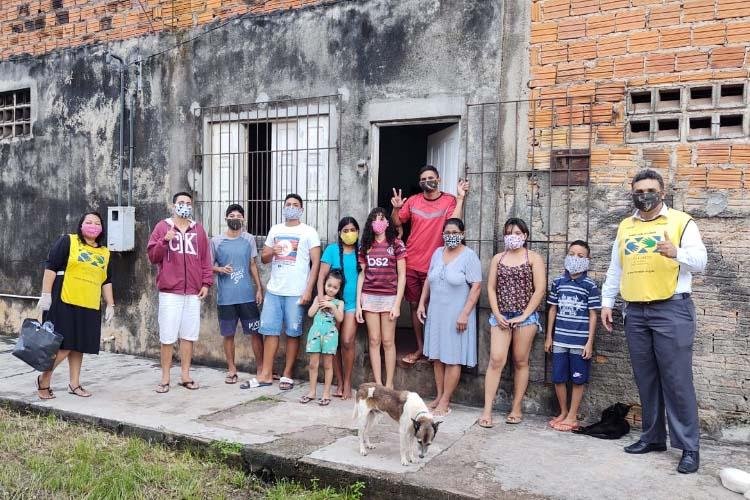 Programa "Mão que ajudam" mobiliza voluntários para fabricação de máscaras de proteção