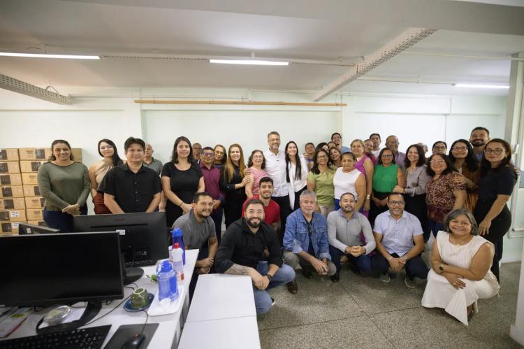 Clécio Luís homenageia servidores estaduais em visita a secretarias e agradece compromissos que resultaram em avanços na gestão