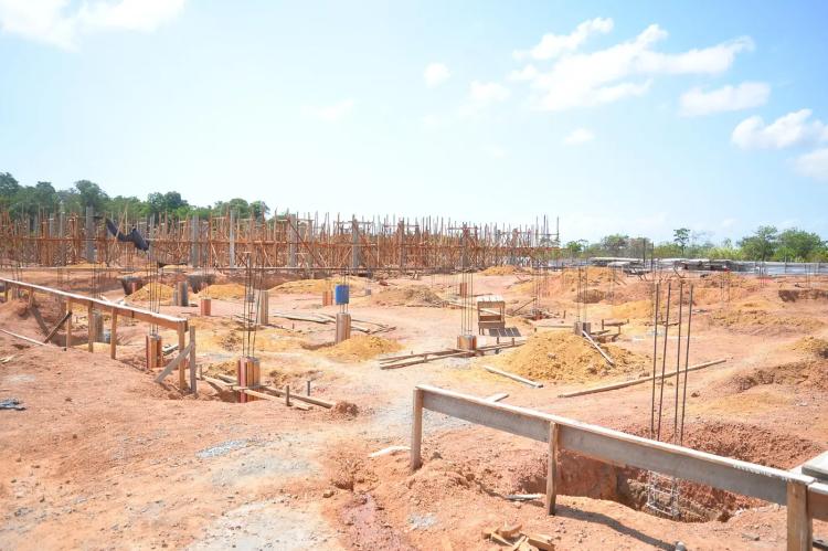 Governo do Amapá constrói nova maternidade porte 1 no município de Santana, obra está com mais de 50% de fundação concluída