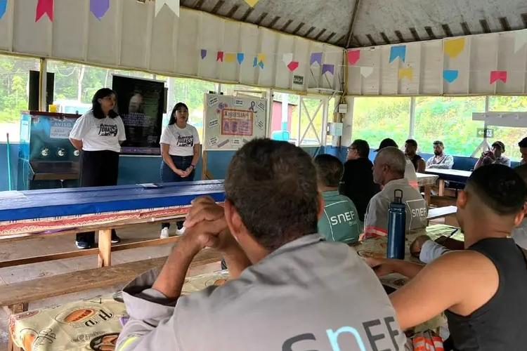 Governo do Amapá realiza palestra sobre o enfrentamento da violência contra a mulher para homens trabalhadores de obra em Oiapoque