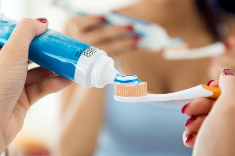 Mesmo durante as férias e viagens, especialista diz que é importante manter os cuidados com a higiene bucal