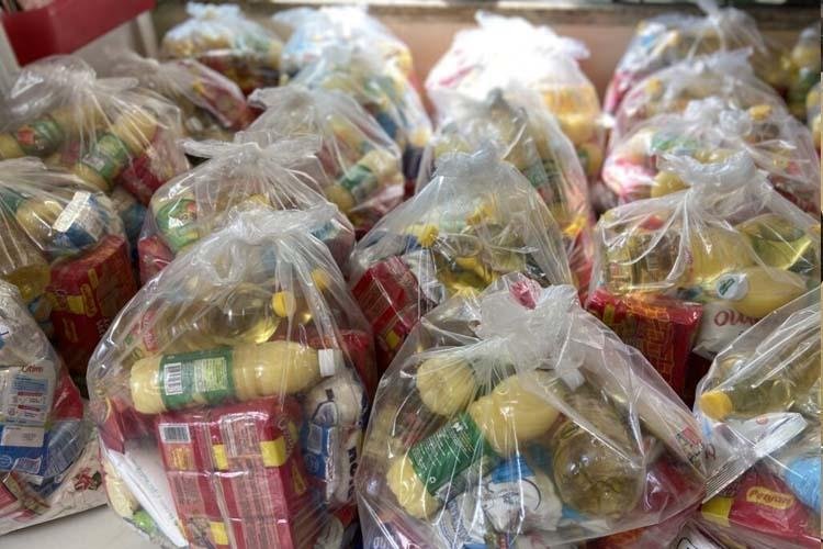 Famílias recebem cestas básicas no Cras da Fazendinha