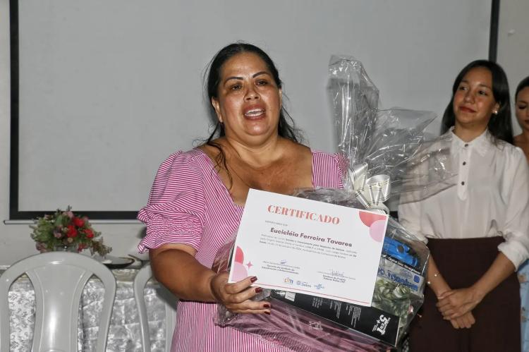 Governo do Amapá certifica mulheres e entrega kits profissionais para incentivá-las a empreenderem na área da beleza