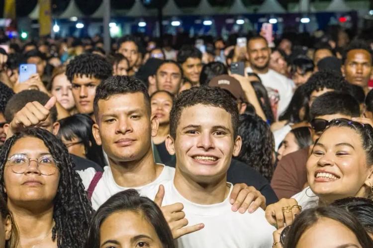 'O que ele defende, principalmente a pauta antirracista, que eu acho muito importante', diz fã durante show de Djonga no Festival da Juventude